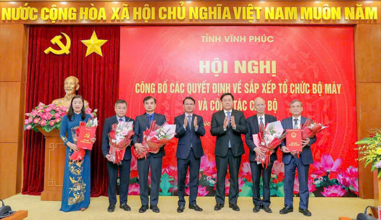 Lãnh đạo tỉnh chúc mừng các đồng chí nghỉ hưu sớm. Lãnh đạo tỉnh chúc mừng các đồng chí nghỉ hưu sớm.