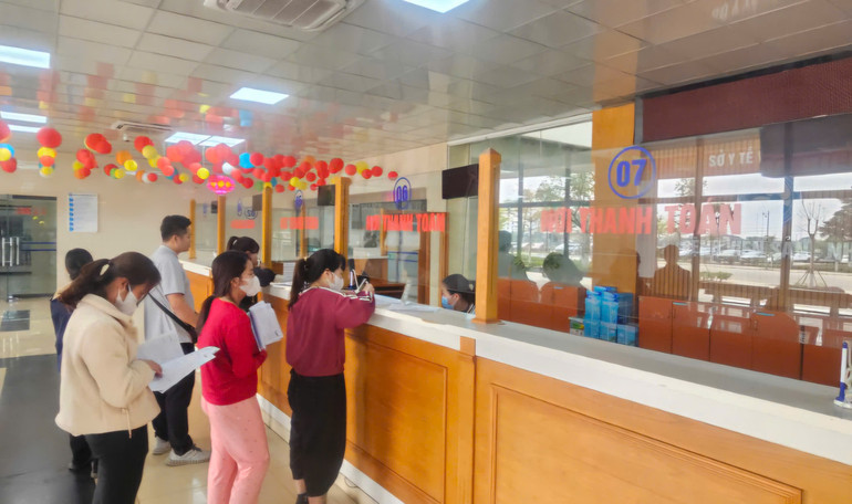 Ngày càng đông bệnh nhân đến thăm khám tại Bệnh viện.