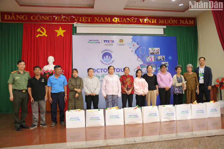 Ban tổ chức trao quà cho hộ dân có hoàn cảnh khó khăn trên địa bàn thành phố Đồng Xoài.