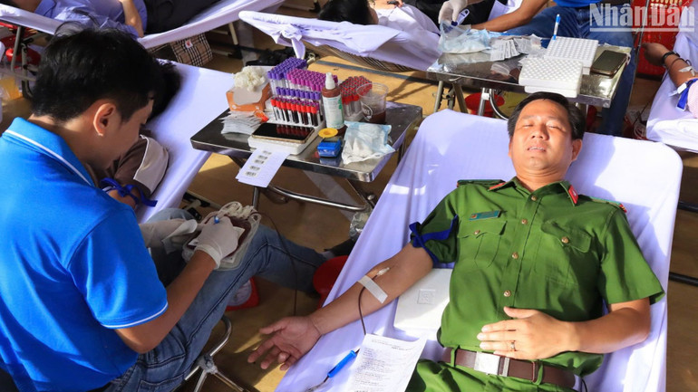 Lực lượng Công an tỉnh Bình Phước tham gia hiến máu tình nguyện.