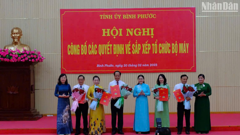 Lãnh đạo tỉnh Bình Phước trao quyết định nghỉ hưu trước tuổi cho các đồng chí có nguyện vọng.