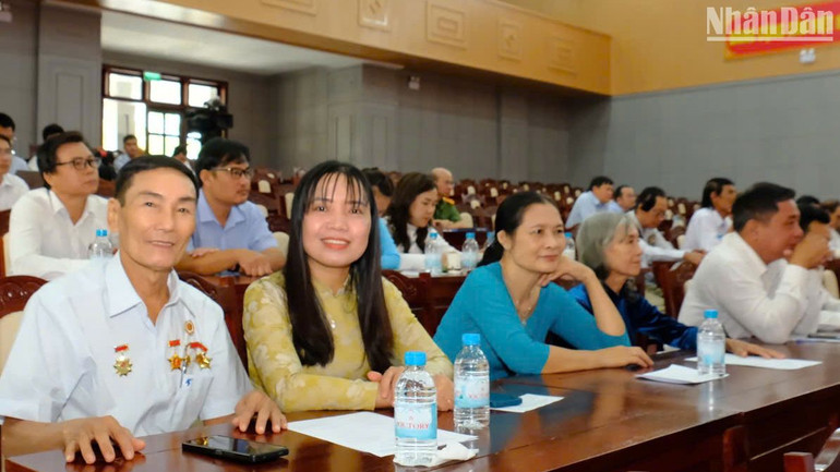 Các đại biểu buổi họp mặt.