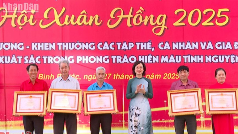 Lãnh đạo Ủy ban nhân dân tỉnh Bình Phước trao bằng khen cho các gia đình, cá nhân có thành tích trong công tác hiến máu, vận động hiến máu.