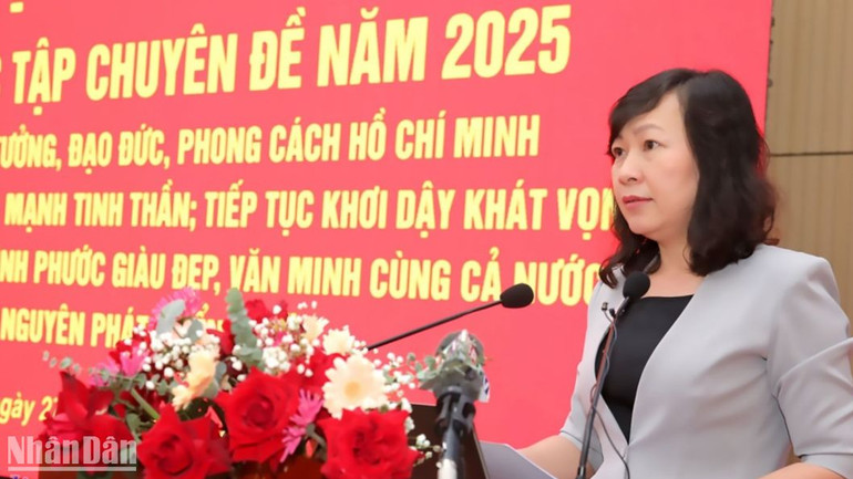 Phó Bí thư Thường trực Tỉnh ủy, Chủ tịch Hội đồng nhân dân tỉnh Bình Phước Huỳnh Thị Hằng phát biểu tại hội nghị.