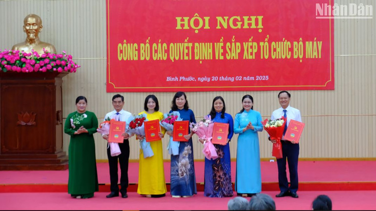 Các đồng chí nhận nhiệm vụ tại Ban Tuyên giáo và Dân vận Tỉnh ủy.