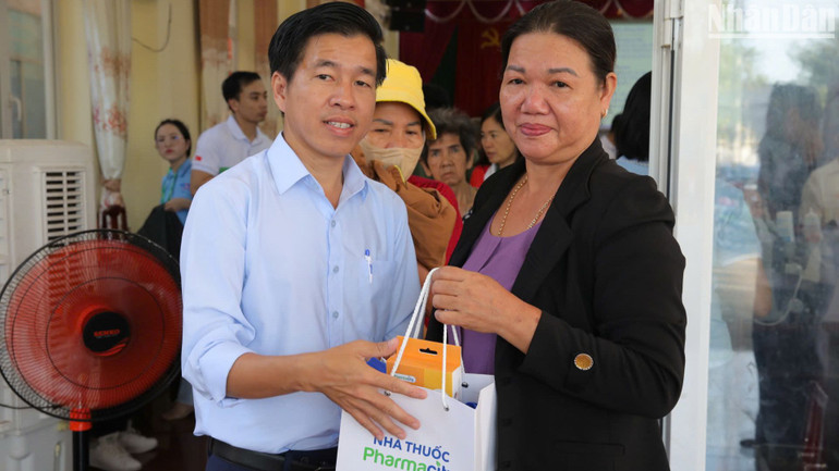 Đại diện Ban Tổ chức trao quà và thuốc cho người dân thành phố Đồng Xoài.