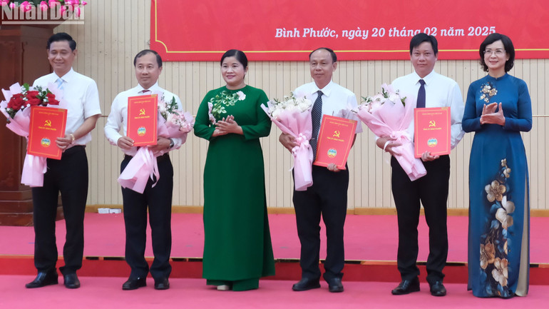 Lãnh đạo tỉnh Bình Phước trao quyết định bổ nhiệm Ban giám đốc Sở Xây dựng.