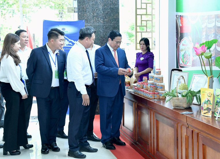 Thủ tướng Phạm Minh Chính tham quan khu trưng bày các sản phẩm tiêu biểu của tỉnh Tây Ninh.