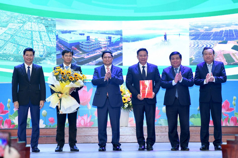 Thủ tướng Phạm Minh Chính tặng hoa chúc mừng lãnh đạo tỉnh Tây Ninh lên nhận Quyết định của Thủ tướng Chính phủ phê duyệt Quy hoạch tỉnh.