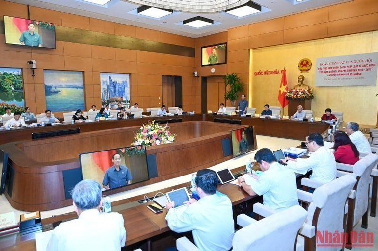 Quang cảnh buổi làm việc giữa đoàn giám sát Quốc hội với Bộ Tài chính.