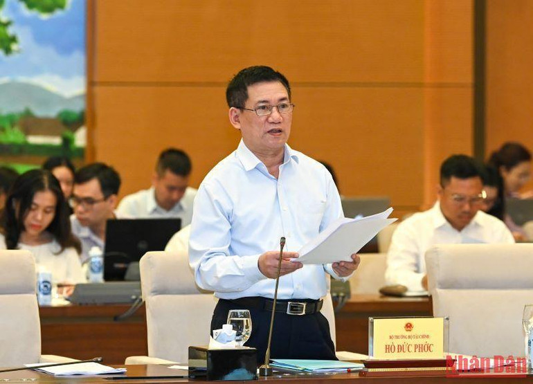 Bộ trưởng Tài chính Hồ Đức Phớc trình bày báo cáo về việc thực hành tiết kiệm, chống lãng phí tại buổi làm việc.