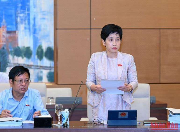 Phó Chủ nhiệm Ủy ban Tài chính, Ngân sách của Quốc hội Nguyễn Thị Phú Hà, Tổ trưởng Tổ công tác (Đoàn giám sát của Quốc hội) báo cáo kết quả làm việc bước đầu.