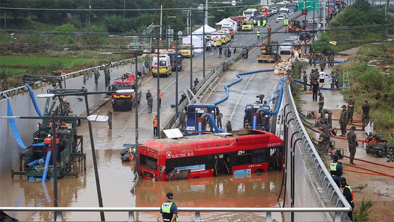 Xe buýt bị mắc kẹt trong đường hầm Osong. (Ảnh: Reuters)
