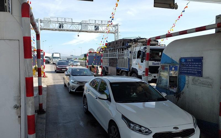 Xảy ra tình trạng ùn ứ cục bộ tại trạm thu phí không dừng trên cao tốc Đà Nẵng-Quảng Ngãi.