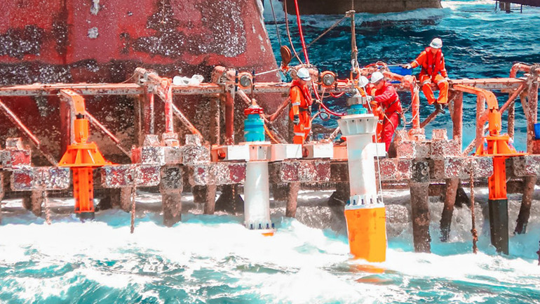 Công tác an toàn lao động trên các công trình dầu khí được giám sát chặt chẽ và thực hiện nghiêm túc. Công tác an toàn lao động trên các công trình dầu khí được giám sát chặt chẽ và thực hiện nghiêm túc.