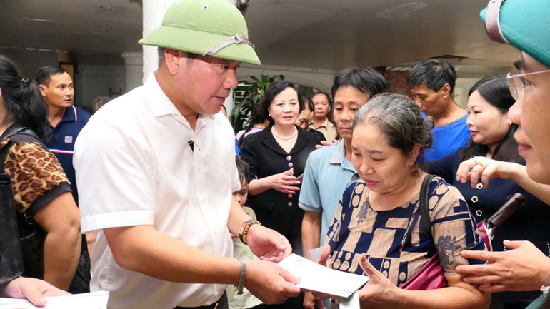 Phó Tổng Giám đốc PVN Đỗ Chí Thanh trao quà ủng hộ đồng bào bị thiệt hại của cơn bão số 3. Phó Tổng Giám đốc PVN Đỗ Chí Thanh trao quà ủng hộ đồng bào bị thiệt hại của cơn bão số 3.