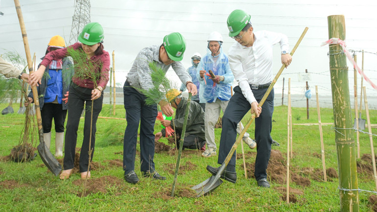 Các đại biểu trồng cây xanh tại Vườn cây Công đoàn dầu khí, Nhà máy Nhiệt điện Thái Bình 2.