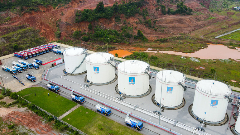 Xuất bán xăng dầu từ tổng kho Tổng công ty Dầu Việt Nam (PVOIL). Xuất bán xăng dầu từ tổng kho Tổng công ty Dầu Việt Nam (PVOIL).