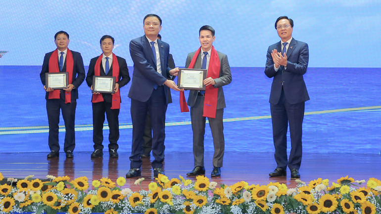 Tổng Giám đốc PV GAS nhận vinh danh của Petrovietnam cho đơn vị điển hình xuất sắc của Tập đoàn.