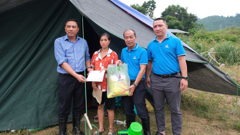 Lãnh đạo tỉnh Lào Cai thăm, tặng quà người dân đang tạm cư tại trụ sở UBND xã Cốc Lầu. Lãnh đạo tỉnh Lào Cai thăm, tặng quà người dân đang tạm cư tại trụ sở UBND xã Cốc Lầu.