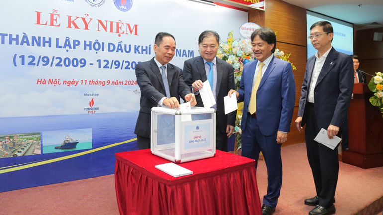 Các đại biểu quyên góp ủng hộ người dân các địa phương chịu ảnh hưởng bởi cơn bão số 3.