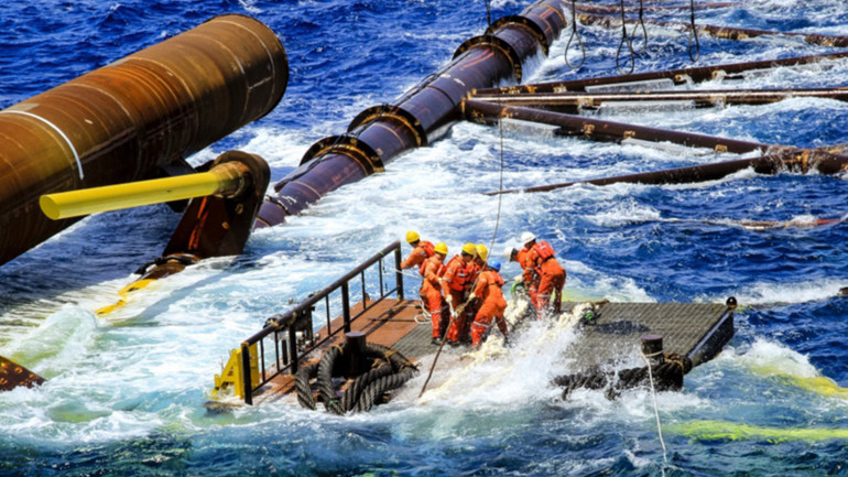 Người lao động dầu khí lắp đặt công trình trên biển. Người lao động dầu khí lắp đặt công trình trên biển.