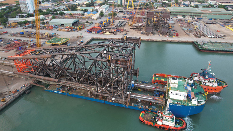 Hạ thủy chân đế giàn Đại Hùng 01 (tháng 4/2024). Hạ thủy chân đế giàn Đại Hùng 01 (tháng 4/2024).