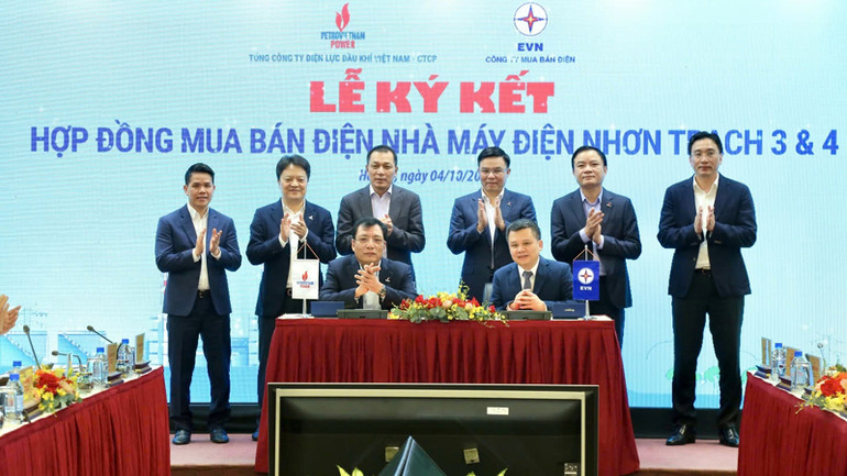 Tổng Giám đốc PV Power Lê Như Linh và Giám đốc EVNEPTC Lê Khắc Hưng ký hợp đồng PPA Nhà máy điện Nhơn Trạch 3, 4.