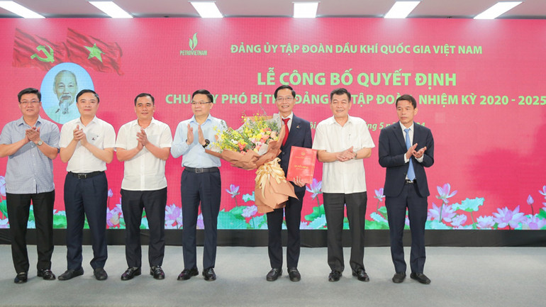 Lãnh đạo các Ban Đảng Trung ương, Đảng ủy Khối Doanh nghiệp Trung ương, Đảng ủy PVN chúc mừng đồng chí Trần Quang Dũng. Lãnh đạo các Ban Đảng Trung ương, Đảng ủy Khối Doanh nghiệp Trung ương, Đảng ủy PVN chúc mừng đồng chí Trần Quang Dũng.