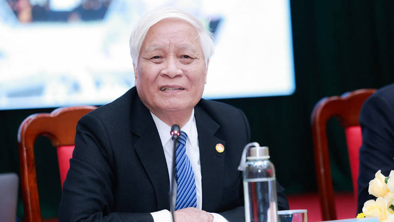 Tiến sĩ Nguyễn Viết Chức chia sẻ ý kiến tại tọa đàm.