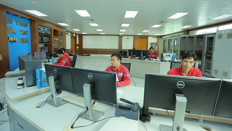 Các cán bộ, kỹ sư của PVN luôn duy trì hoạt động an toàn, liên tục, hiệu quả phục vụ phát triển kinh tế-xã hội. Các cán bộ, kỹ sư của PVN luôn duy trì hoạt động an toàn, liên tục, hiệu quả phục vụ phát triển kinh tế-xã hội.