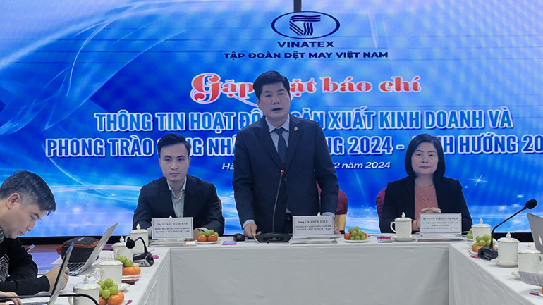 Tổng Giám đốc Vinatex Cao Hữu Hiếu thông tin tình hình sản xuất kinh doanh của Tập đoàn tại buổi gặp mặt báo chí