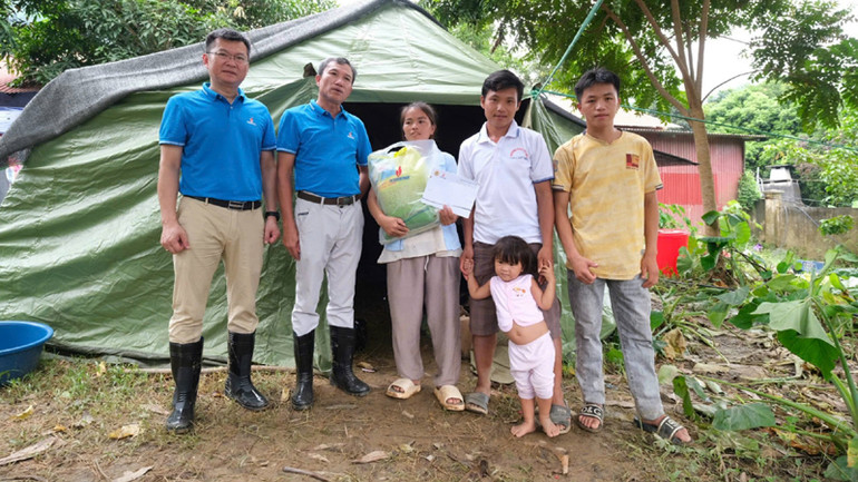 Lãnh đạo đơn vị thành viên của PVN thăm, tặng quà người dân đang tạm cư tại UBND xã Cốc Lầu. Lãnh đạo đơn vị thành viên của PVN thăm, tặng quà người dân đang tạm cư tại UBND xã Cốc Lầu.