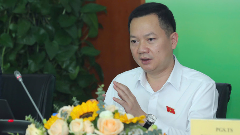 Đại biểu Quốc hội, Ủy viên Thường trực Ủy ban Quốc phòng và An ninh của Quốc hội Trịnh Xuân An trao đổi tại tọa đàm. Đại biểu Quốc hội, Ủy viên Thường trực Ủy ban Quốc phòng và An ninh của Quốc hội Trịnh Xuân An trao đổi tại tọa đàm.