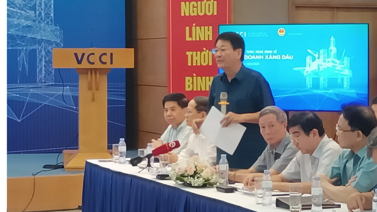 Phó Chủ tịch kiêm Tổng Thư ký Hiệp hội Xăng dầu Việt Nam (VINPA) Trịnh Quang Khanh chia sẻ tại hội thảo.