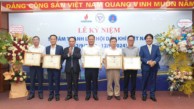 TS. Nguyễn Quốc Thập và TS. Nguyễn Hùng Dũng trao bằng khen cho các Hội viên tổ chức có thành tích xuất sắc, đóng góp vào công tác xây dựng Hội.