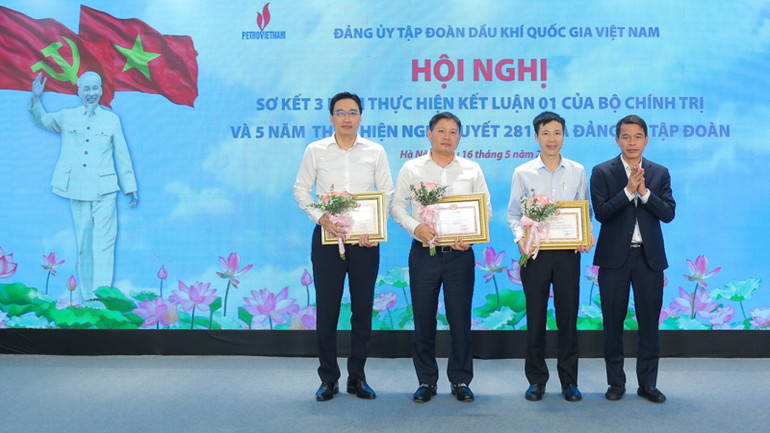 Phó trưởng Ban Tuyên giáo Trung ương Vũ Thanh Mai trao bằng khen cho các tập thể có thành tích xuất sắc trong thực hiện Kết luận 01. Phó trưởng Ban Tuyên giáo Trung ương Vũ Thanh Mai trao bằng khen cho các tập thể có thành tích xuất sắc trong thực hiện Kết luận 01.