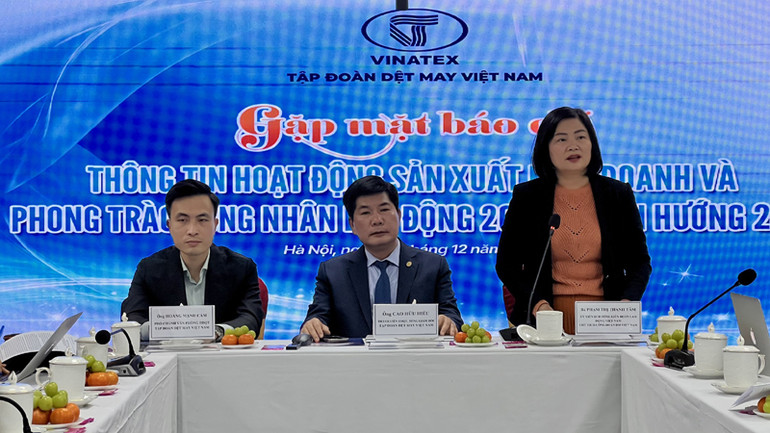 Chủ tịch Công đoàn Dệt may Việt Nam Phạm Thị Thanh Tâm chia sẻ thông tin tại buổi gặp mặt báo chí