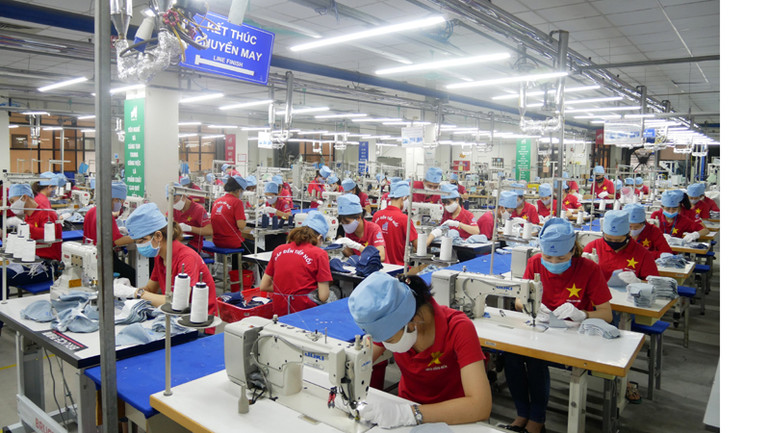 Sản xuất hàng dệt may xuất khẩu tại Tổng công ty May 10.