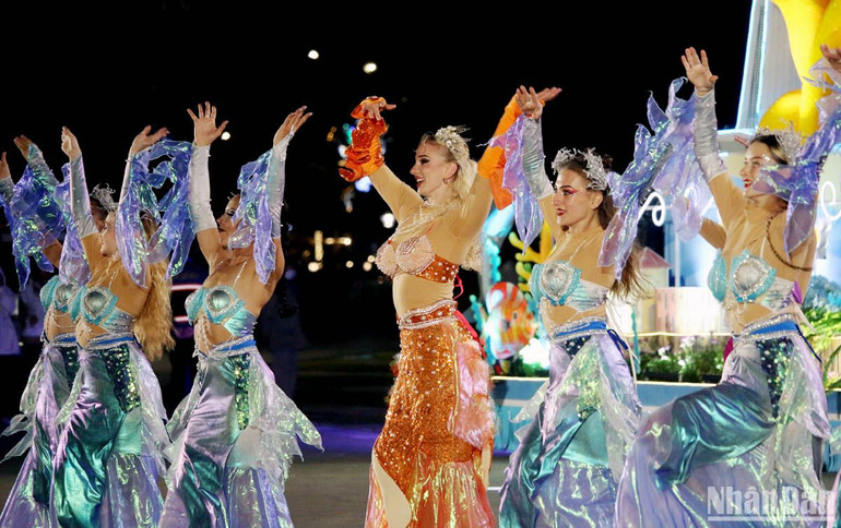 Các vũ công thể hiện tiết mục múa sôi động.