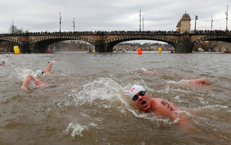 Những thí sinh tham gia Cuộc thi bơi dịp Giáng sinh hằng năm trên sông Vltava tại Prague, Cộng hòa Séc. (Ảnh: Reuters)