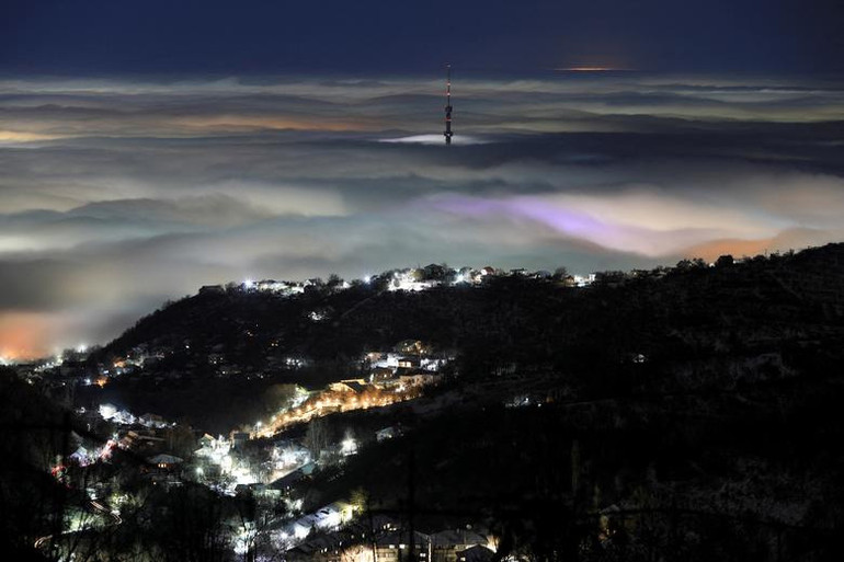 Tháp truyền hình Almaty (Kazakhstan) "xuyên qua" màn sương mù dày đặc ngày 1/12. (Ảnh: Reuters)