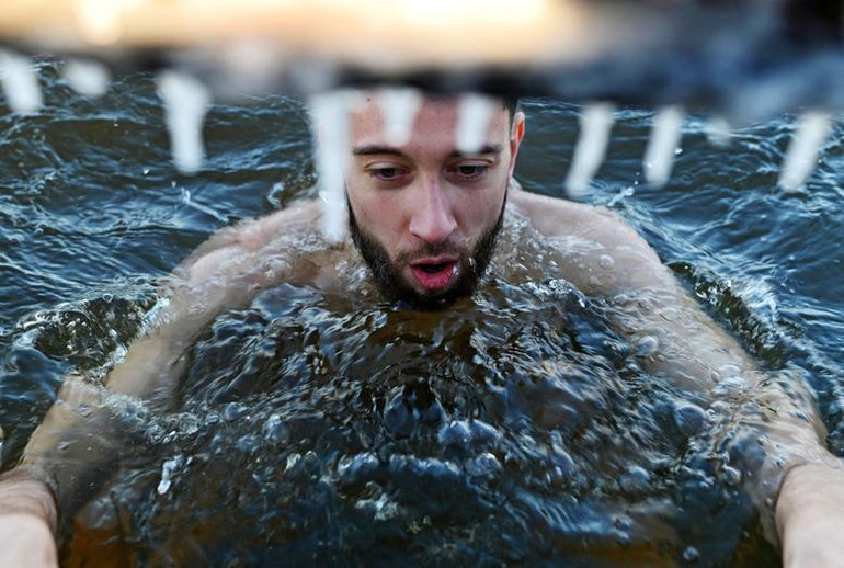 Bơi trên sông Irtysh trong ngày khởi động bơi mùa đông tại Omsk, Nga, ngày 4/12. (Ảnh: Reuters)