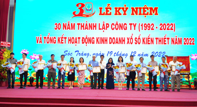 Tặng bằng khen UBND tỉnh Sóc Trăng cho các đại lý phát hành xuất sắc vé số Sóc Trăng. Tặng bằng khen UBND tỉnh Sóc Trăng cho các đại lý phát hành xuất sắc vé số Sóc Trăng.