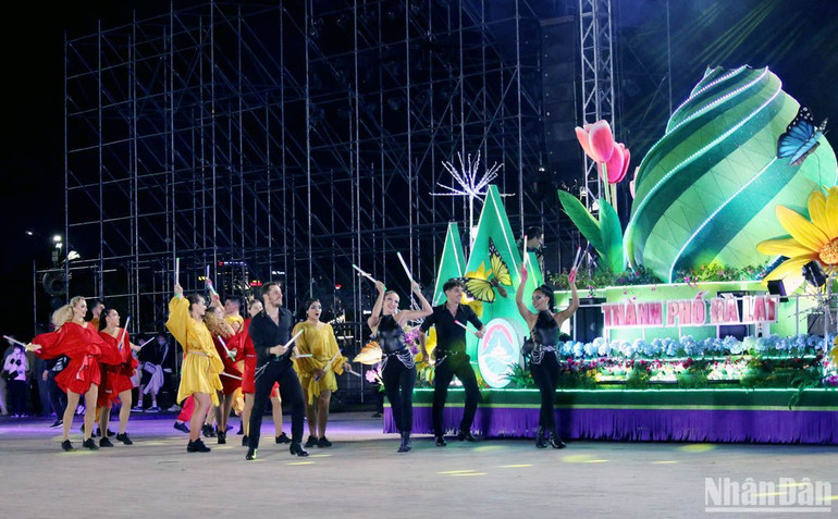 Đoàn nghệ sĩ diễu hành cùng xe mô hình thể hiện công trình biểu tượng của thành phố Đà Lạt.