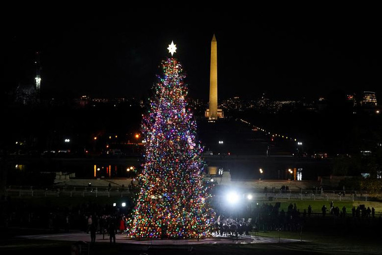 Sắc màu rực rỡ của cây thông Noel tại Đồi Capitol, Mỹ. (Ảnh: Reuters)