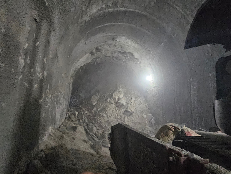 Vị trí sạt lở với khối lượng đất đá quá lớn làm lấp cả một đoạn đường hầm đường sắt Chí Thạnh.