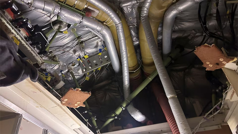 Bên trong khoang máy bay sau khi hạ cánh khẩn cấp. (Ảnh: Reuters)