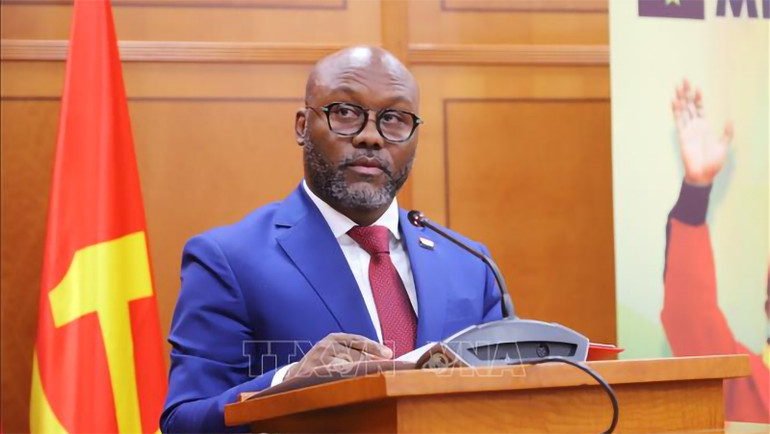 Ông Esteves Carlos Hilário, Ủy viên Bộ Chính trị, Bí thư phụ trách thông tin và truyền thông Đảng MPLA, phát biểu bế mạc Hội thảo.