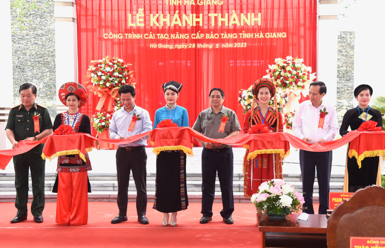 Thủ tướng Phạm Minh Chính và các đồng chí lãnh đạo cắt băng khánh thành Dự án nâng cấp, cải tạo Bảo tàng tỉnh Hà Giang. (Ảnh: Trần Hải) Thủ tướng Phạm Minh Chính và các đồng chí lãnh đạo cắt băng khánh thành Dự án nâng cấp, cải tạo Bảo tàng tỉnh Hà Giang. (Ảnh: Trần Hải)
